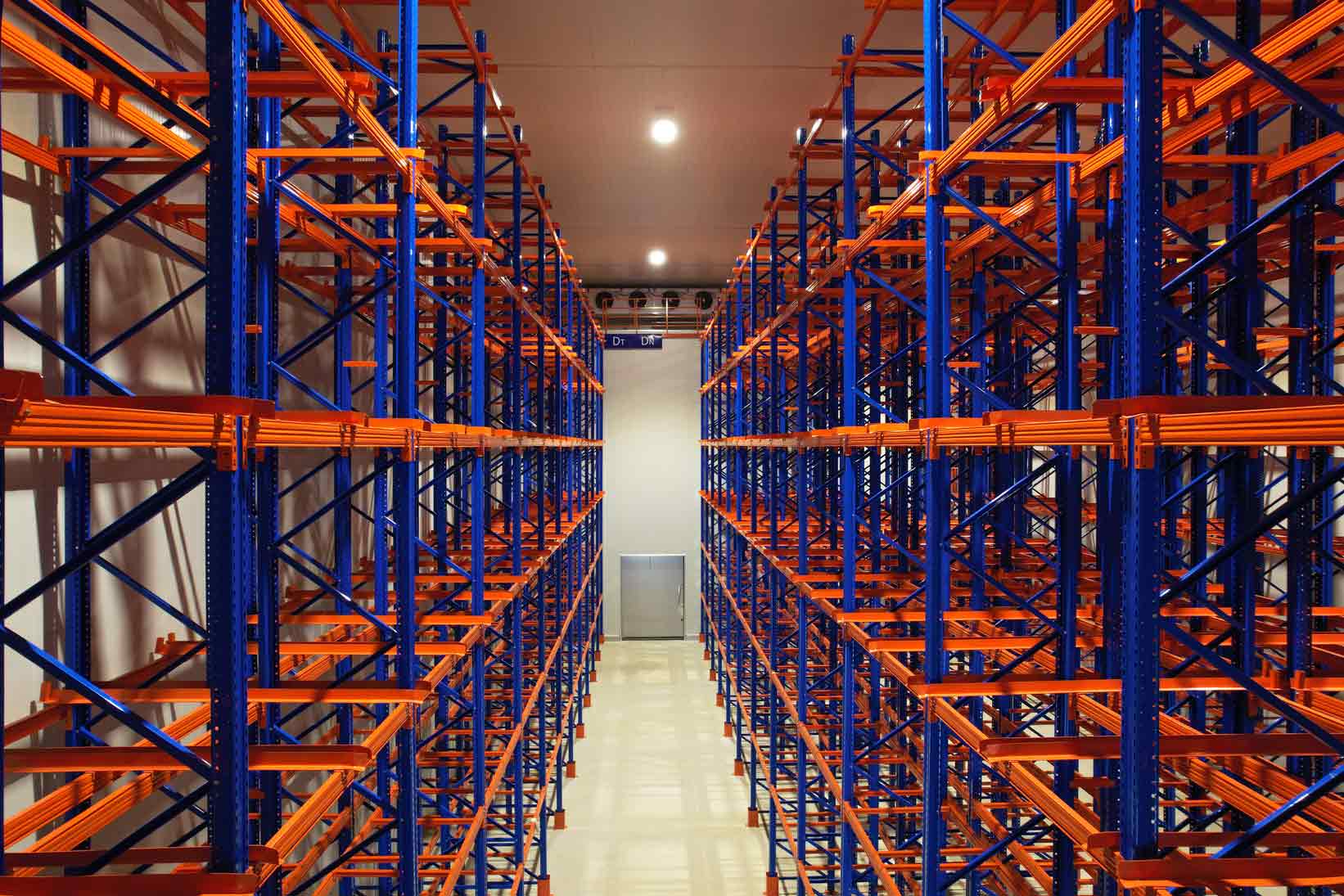 Cấu tạo hệ thống kệ kho công nghiệp gồm khung trụ, thanh beam và phụ kiện an toàn