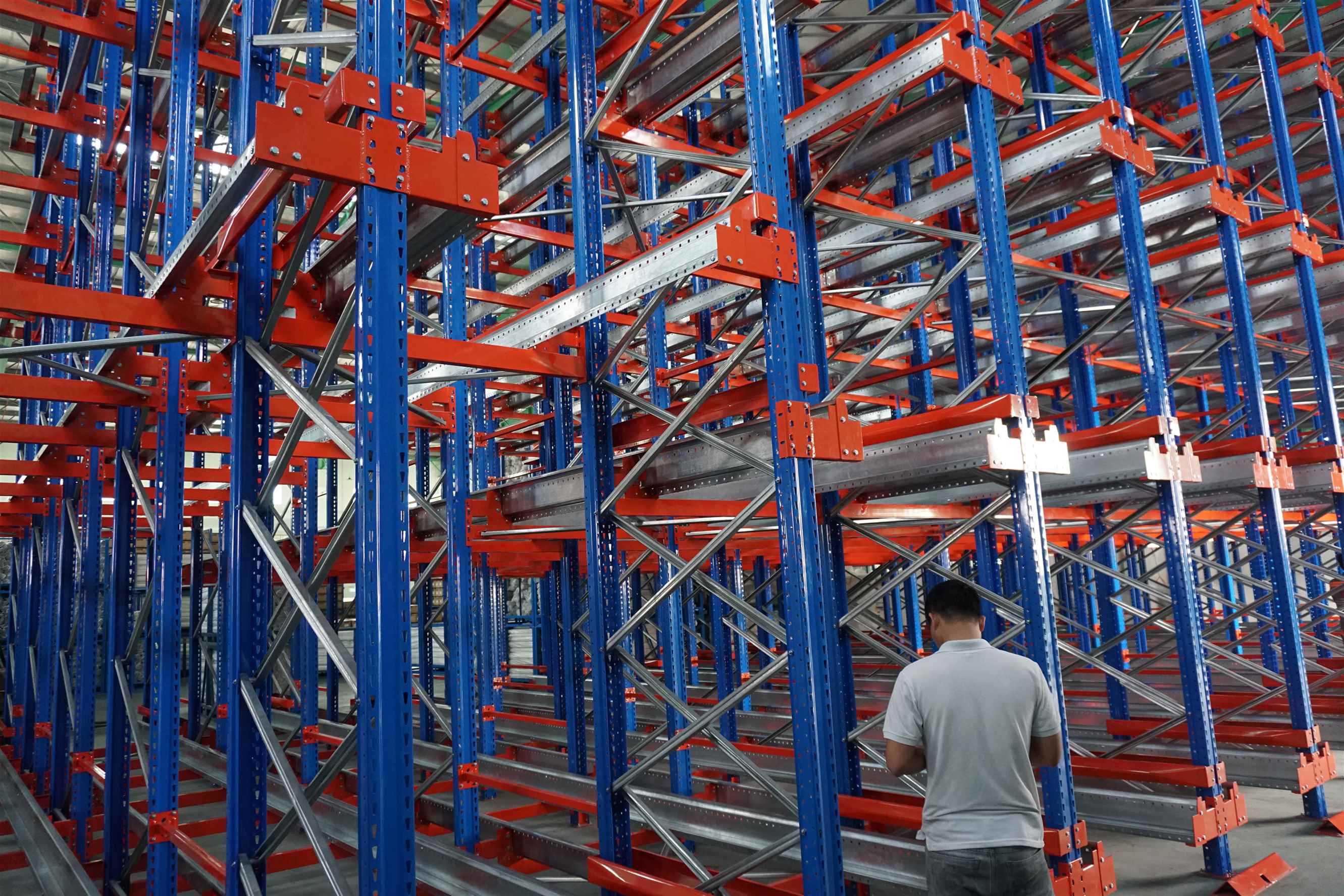 Kệ treo ngành may – Giải pháp lưu trữ nguyên phụ liệu và bán thành phẩm