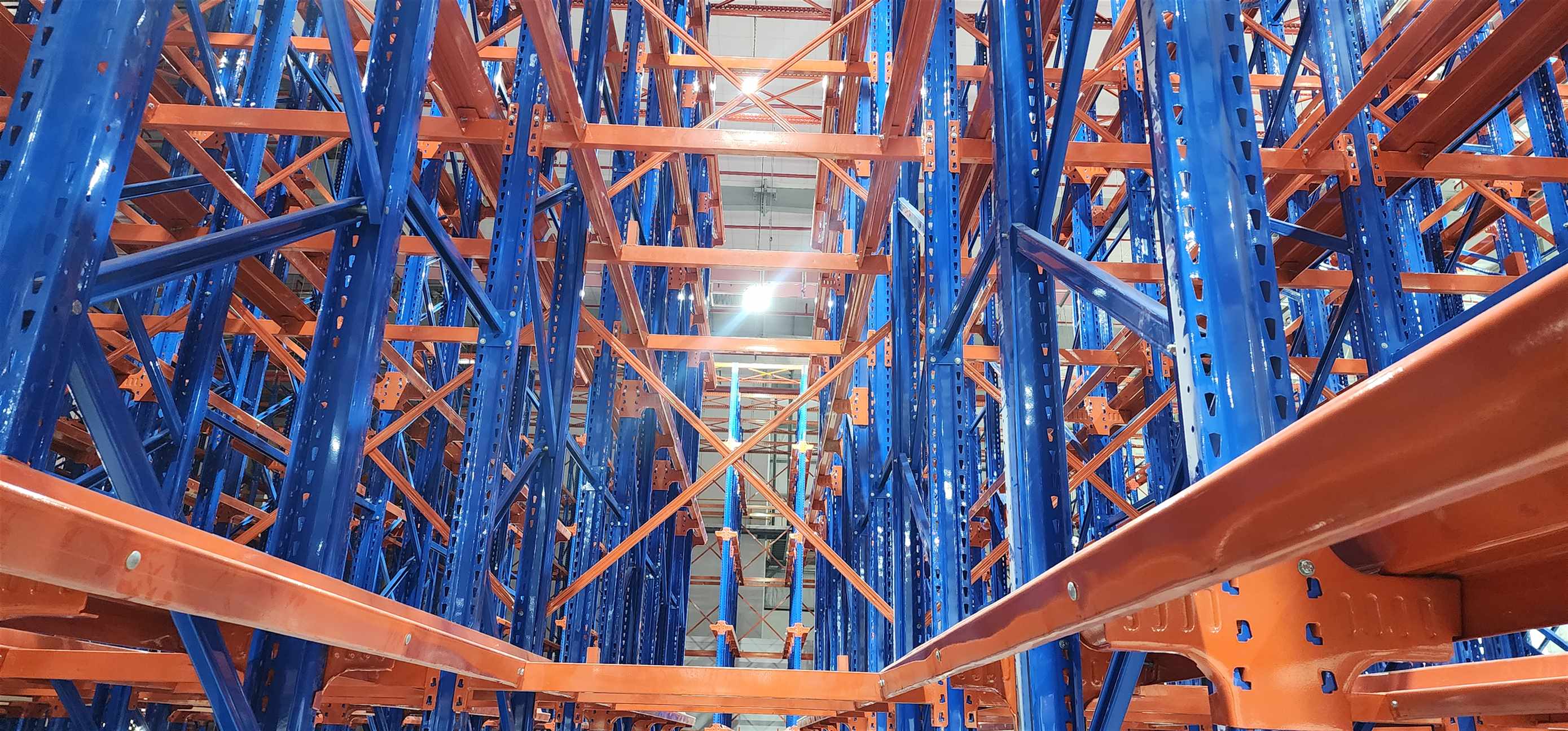 Kệ Drive In Nhà Kho – Tối Ưu Không Gian, Tăng Sức Chứa