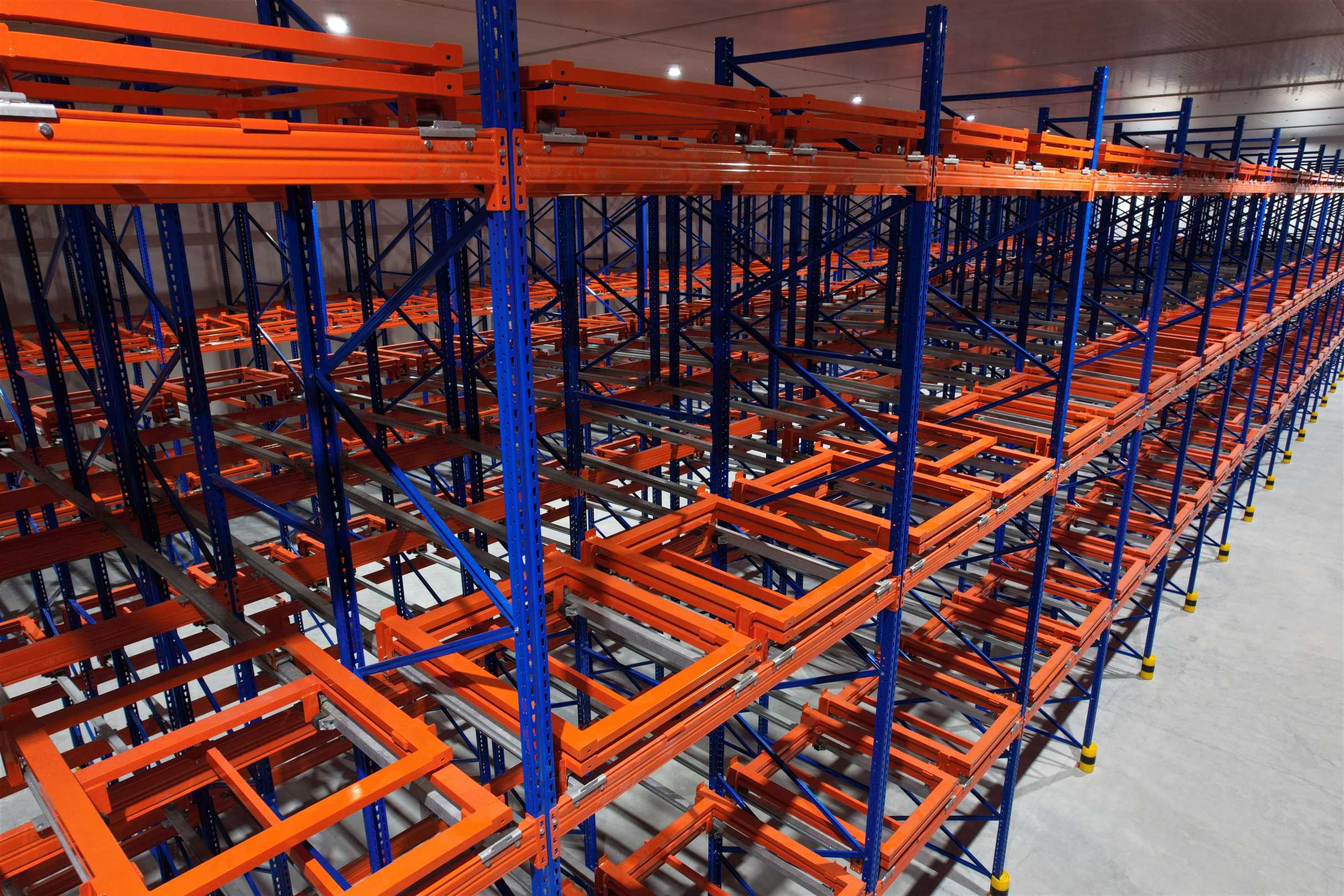 Kệ Pushback – Giải pháp lưu trữ pallet tối ưu diện tích kho