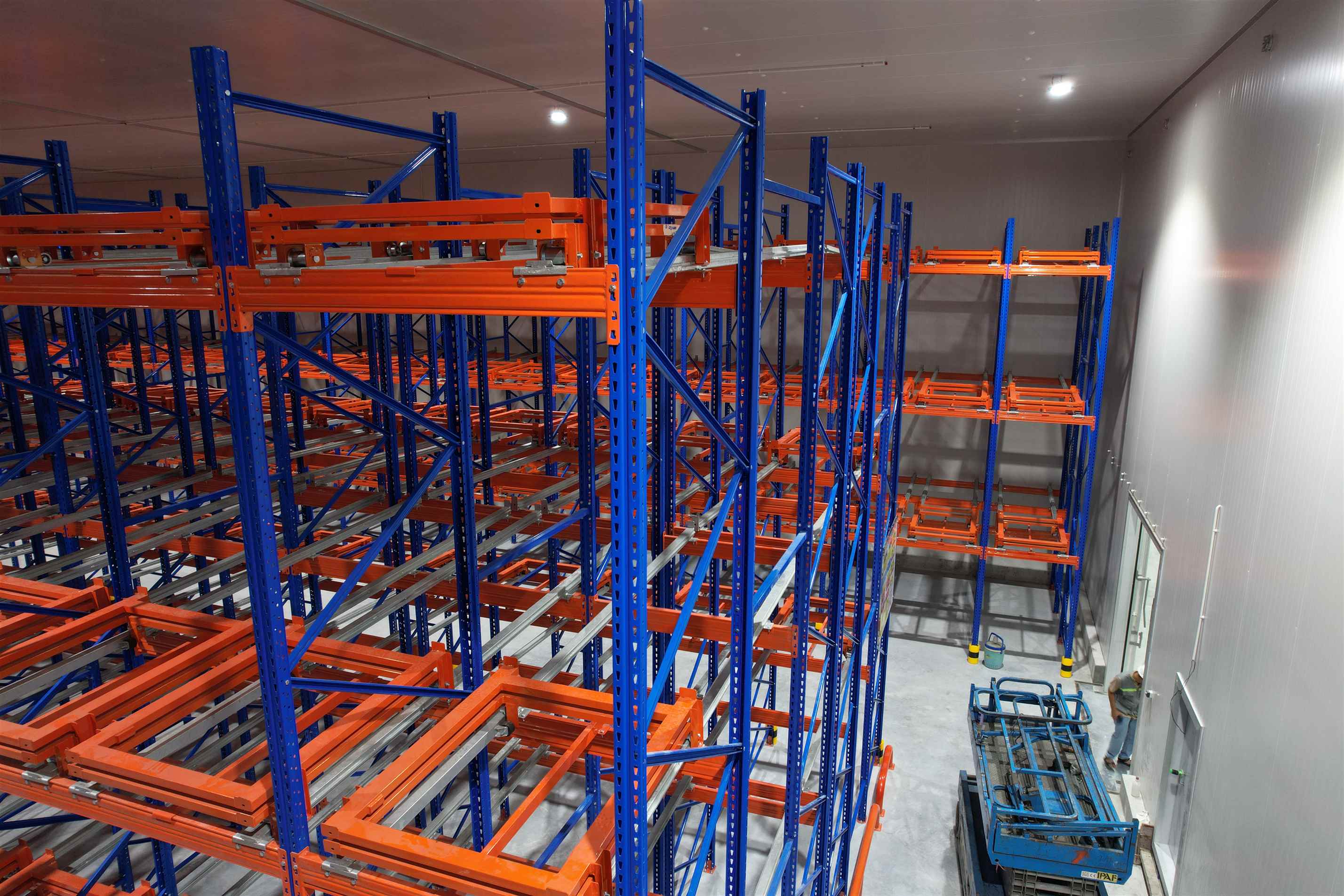 Kệ Pushback – Giải pháp lưu trữ pallet tối ưu diện tích kho