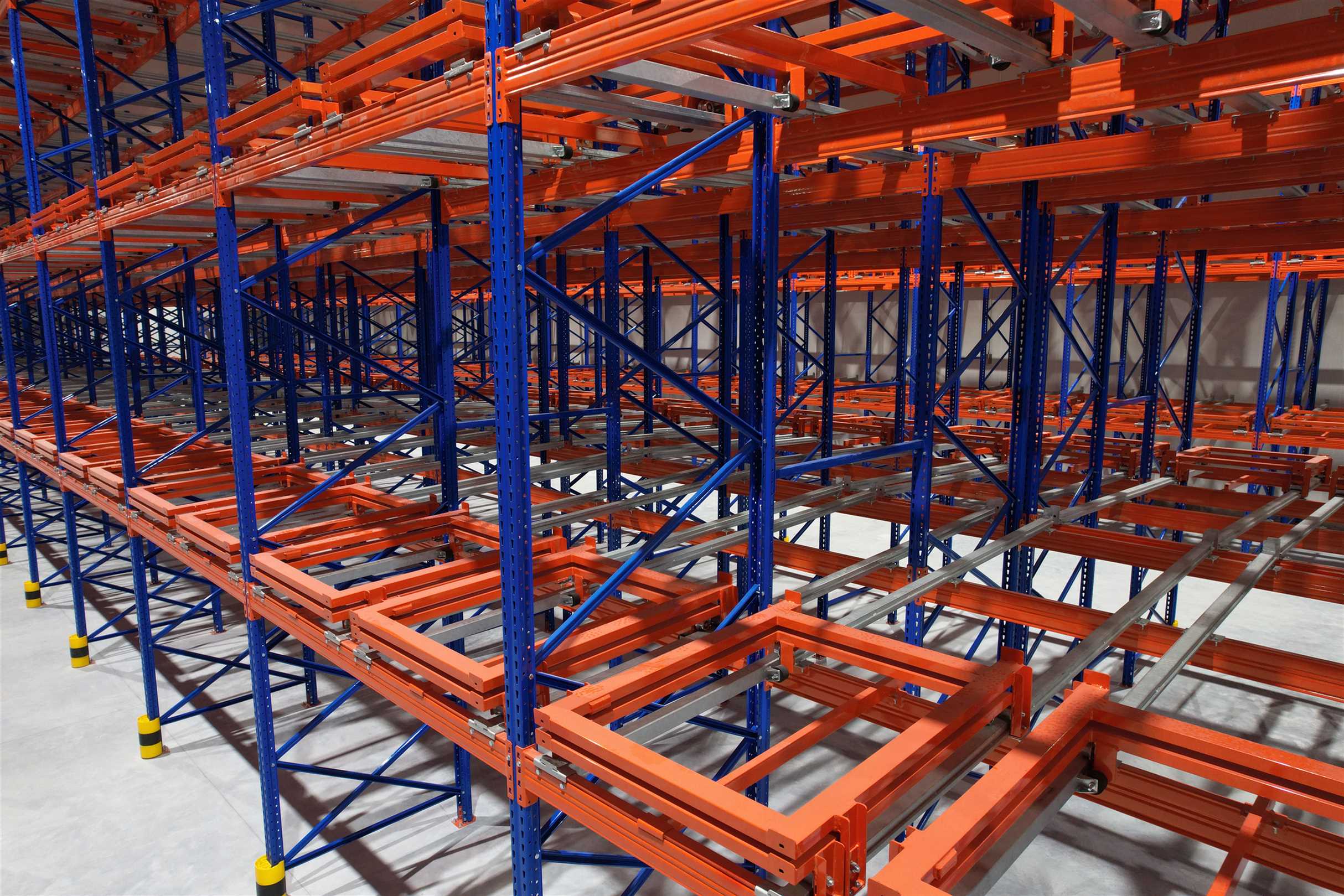Kệ Pushback – Giải pháp lưu trữ pallet tối ưu diện tích kho